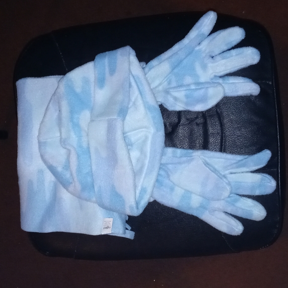 Midwest Accessories - 🆕 Camouflage "MIDWEST" Wintertime warm-up Combo. gloves, hat, & scarf